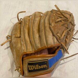 Wilson Baseball Glove - A2275 Right handed baseball glove / baseball mitt